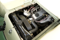 シート下に収められた、エルフ自慢の国産初の量産小型ディーゼルエンジン。アルミヘッドを持つ直4OHV1991ccで、最高出力55ps/3800rpm、最大トルク12.3kgm/2200rpmを発生。最高速度85km/hまで引っ張った。