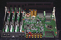 Digicore808の内部はこんな感じ。左の4枚の基板がデジタルプロセッサー部。光／同軸各2系統のデジタル入力と1系統のアナログ入力、全6系統の映像入力を備える。映像入力の右横がCFカードのスロット。非圧縮のWAVとMP3の圧縮音源に対応する。