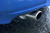 マフラーは、STiのロゴが入った専用品。