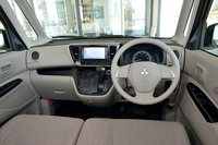 「eKスペース G」のインパネまわり。広さ感を演出するため、インテリアには横基調のデザインを採用している。