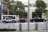 「iQ」の前に止まっているのは「レクサスLS600h」（全長5150mm）後ろが「ランドローバー・ディスカバリー3」（全長4850mm）。