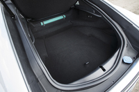 「コンバーチブル」より大幅に実用性を増したラゲッジルーム。なお、テールゲートは「Eタイプ」のクーペが横開きだったのに対し、こちらは一般的な縦開きとなる。