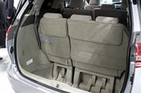 床下に収納できる3列目シートの収納部分兼ラゲッジスペース。リアオーバーハングは40mm短縮したが、3列目使用時には10インチゴルフバッグがしまえるスペースはあるとか。