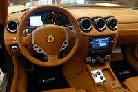 手を近づけるだけで反応、フェラーリ純正のマルチメディアシステムの画像