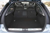 荷室容量は標準で468リッター（ガソリン車）。リアシートを倒して拡大することができる。