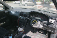 ステアリングホイールをはずした運転席はこうなる。