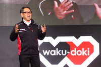 壇上で熱く語る、豊田章男 社長。「東京オートサロン2014には、総勢82台の『86／BRZ』が出展されている。イジる素材として選んでもらえることに、大変感謝しています」。
    