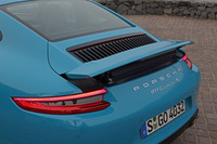 リアスポイラーは空力特性の最適化だけでなく、インタークーラーへ空気を導くフラップとしても機能する。外気温が高いときは60km/hを超えるとスポイラーが展開して、インタークーラーへの空気の流量を増やすようになっている。