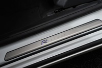フロントのサイドシルには「R-DESIGN」専用のスカッフプレートが付く。