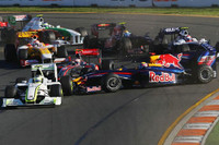 スタート直後の1コーナーの混乱。スロースタートだったバリケロをきっかけに、マーク・ウェバーのレッドブル、ニック・ハイドフェルドのBMWらが巻き込まれた。（写真＝Red Bull Racing）