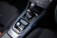 トランスミッションは「308SW」「308」ともにアイシン製の6段ATのみの設定。