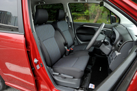 「ワゴンRスティングレー X」のフロントシート。内装については、標準モデルでは一部の仕様が変更されているのに対し、「スティングレー」ではほぼ従来モデルのものが踏襲されている。