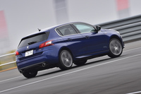 コーナーを攻める250ps仕様の「GTi by PEUGEOT SPORT」。「308 GTi」は、本国でもこの「by PEUGEOT SPORT」バージョンのみの設定となる。