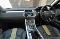 直線基調のインテリア。中央の液晶画面には、カーナビや車両情報のほか、計5台の車載カメラを使った死角の映像なども表示できる。シフトセレクターは、ジャガー車にも見られるダイヤル式。