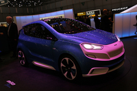 マグナ・シュタイアーの天然ガス（CNG）燃料のコンセプトカー「ミラ ブルー」。車重は670kgを実現した。