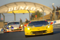 ルマンには、量産車ベースのマシンも数多く参戦する。写真手前は常連「コルベット」の最新型。
    