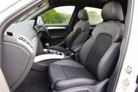 オプション「S-lineパッケージ」を選ぶと、スポーツシートやステアリングホイールのほか、前後バンパーやサスペンション、アルミホイールなどが専用品となる。