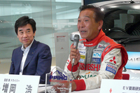 増岡選手は「ダウンフォースに耐えられずに、フロントのスポイラーが取れてしまった」「整備でS-AWCの配線をつなぎ忘れて、電子制御なしでコースを走るはめになった」などと、練習走行での苦労話も披露。
    