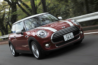 「MINIクーパー」の動力性能は、0-100km/h加速が7.8秒で、最高速は210km/h（欧州仕様の場合）。ボディーのCd値は0.28。