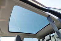 開放的な「パノラミックグラスルーフ」。パッケージオプションに含まれる。