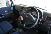 クラシカルな趣きながら（？）、最先端の内装材が組み合わされる「トラベルドッグバージョン」の車内空間。シートは撥水＆消臭機能を、ドア内張りは撥水機能を備える。