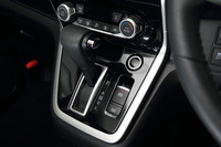 センタークラスターにはイグニッションスイッチやCVTのシフトセレクター、電動パーキングブレーキのスイッチなどが配されている。