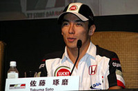 
	1年前よりもさらに精悍さを増した感じの佐藤琢磨。フェラーリ独走の今シーズン、「正面から戦えばフェラーリに勝つのは難しい」と、跳ね馬の優位性を認めつつも、「アメリカGPなどでは遜色ないペースで走れてましたし」と、まだ勝負を捨てていない。
	「（BARホンダは）まだトップチームじゃないし、パーフェクトじゃない」と、さらなる上を目指す、いつもの“琢磨節”が聞けた。
	 