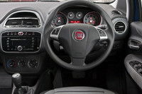 運転席まわりの様子。上級グレードの「プント エヴォ ダイナミック」では、ステアリングホイールやシフトノブが革巻きになり、パドルシフトも追加される。