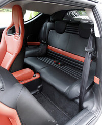 後席に収まるには、やや忍耐が必要か。これを省いた2シーター仕様も、42万円安の850万5000円でラインナップする。