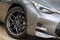 「スポーツ」の足元は19インチアルミホイールと235/45R19サイズのタイヤの組み合わせ。他のグレードと比べ、ブレーキも強化されている。