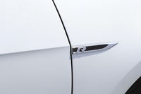 フロントのフェンダーパネルに装着された「R」のエンブレム。