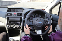 こちらは、運転支援システム「EyeSight」のテスト風景。最新型「ver.3」の車線逸脱警告には、ステアリングホイールの補正操舵（そうだ）機能が備わる。
    