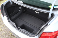 トランクルーム。床下に小さな予備スペースが備わるものの、キャビンとの間にリチウムイオンバッテリーが置かれる関係で、トランクスルーは不可となる。