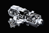 「ジューク」の4WDシステムのキモとなる「トルクベクトル」システム。左右それぞれに設けられた電子制御カップリングを介して、リア両輪間のトルク配分を行う。