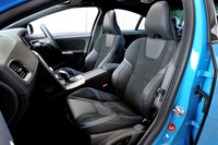 ステアリングと同様に、スポーツシートも本革／ヌバックのコンビネーションとされる。