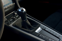 「ケイマンGT4」のトランスミッションは6段MTのみ。