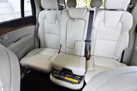 3分割式の2列目シート。中央席は、写真のように座面を持ち上げることで、子ども用に最適なポジションが得られる。