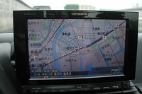 渋滞表示の矢印には白い枠が付きこれまでより見やすくなった。さらに、高速（有料）道路での表示は青の枠
になり、よりいっそう区別しやすい。