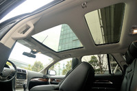 乗員の頭上には、大型のサンルーフ（パノラミック・ビスタ・ルーフ）が広がる。