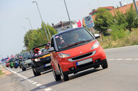 チェコからの参加車グループが快走する。パレードの車列は総延長7kmに達した。