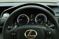 スピードメーターが100km/h以上、タコメーターが4000rpm以上で目盛りのスケール幅が広げられている。