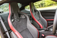 フロントシートには、「STI」と「RECARO」のエンボス加工が施されている。
    