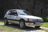 日本でも人気を博した「プジョー205GTi」。年式によってエンジンは異なるが、後期型は1.9リッターの4気筒SOHCを搭載。最高出力120ps（AT仕様は100ps）を発生し、1トンに満たないボディーを軽快に走らせた。