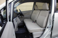 軽ワゴンならではの、広くて使い勝手の良い車内空間も「ムーヴ」の自慢。内装色は、「ムーヴ」がベージュとブラックのツートン、「ムーヴカスタム」がブラックとなる。