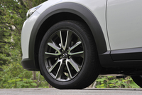 タイヤサイズは215/60R18。スポーク部に切削加工を施した、ツートンカラーのホイールが組み合わされる。
    