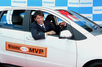 坂本選手はコンパクトなAクラスに「小回りがききそうですね」とコメントし、「来年は小回りのきくプレイを心がけます」とリップサービスも忘れなかった。
