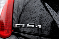 「CTS」バッジの右横に、四輪駆動であることを示す「4」の文字。新しい上級グレード「プレミアム」は2014年12月に追加された。
