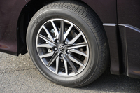 シリーズ最大となる16インチのアルミホイールは、「ヴォクシーZS」「ノアSi」にのみ与えられる。他グレードのサイズは、全て15インチとなる。写真は「ヴォクシーZS」のもの。
    