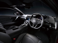 新型「NSX」のインテリア。ピラーの断面形状やサイドミラーの位置、ダッシュボードの形状などを工夫することで、広い視界を確保している。