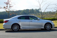 ホイールは専用デザインの19インチ。フロントにはブレンボ製対向6ポッドキャリパーが奢られる。